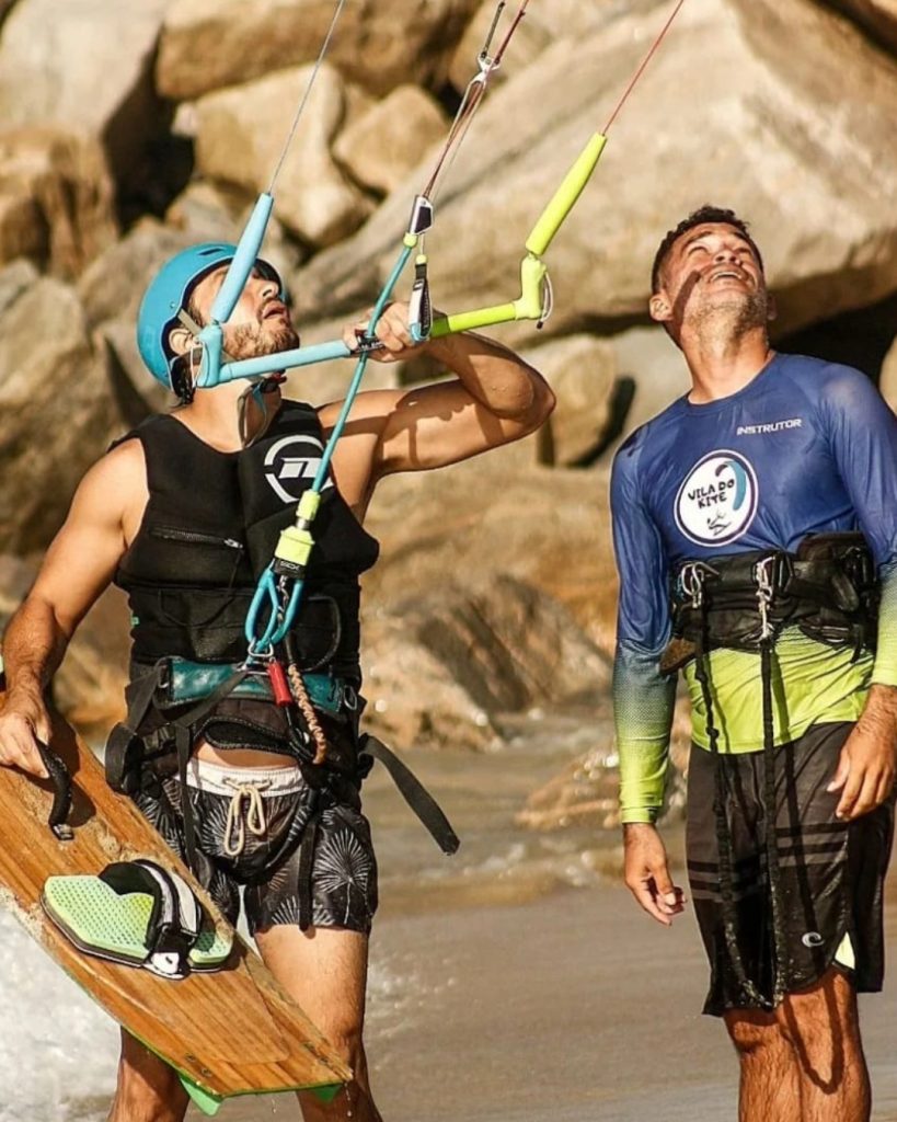 Aulas de kitesurf são ideias para quem quer começar. Foto: Reprodução/ Vila do Kite.