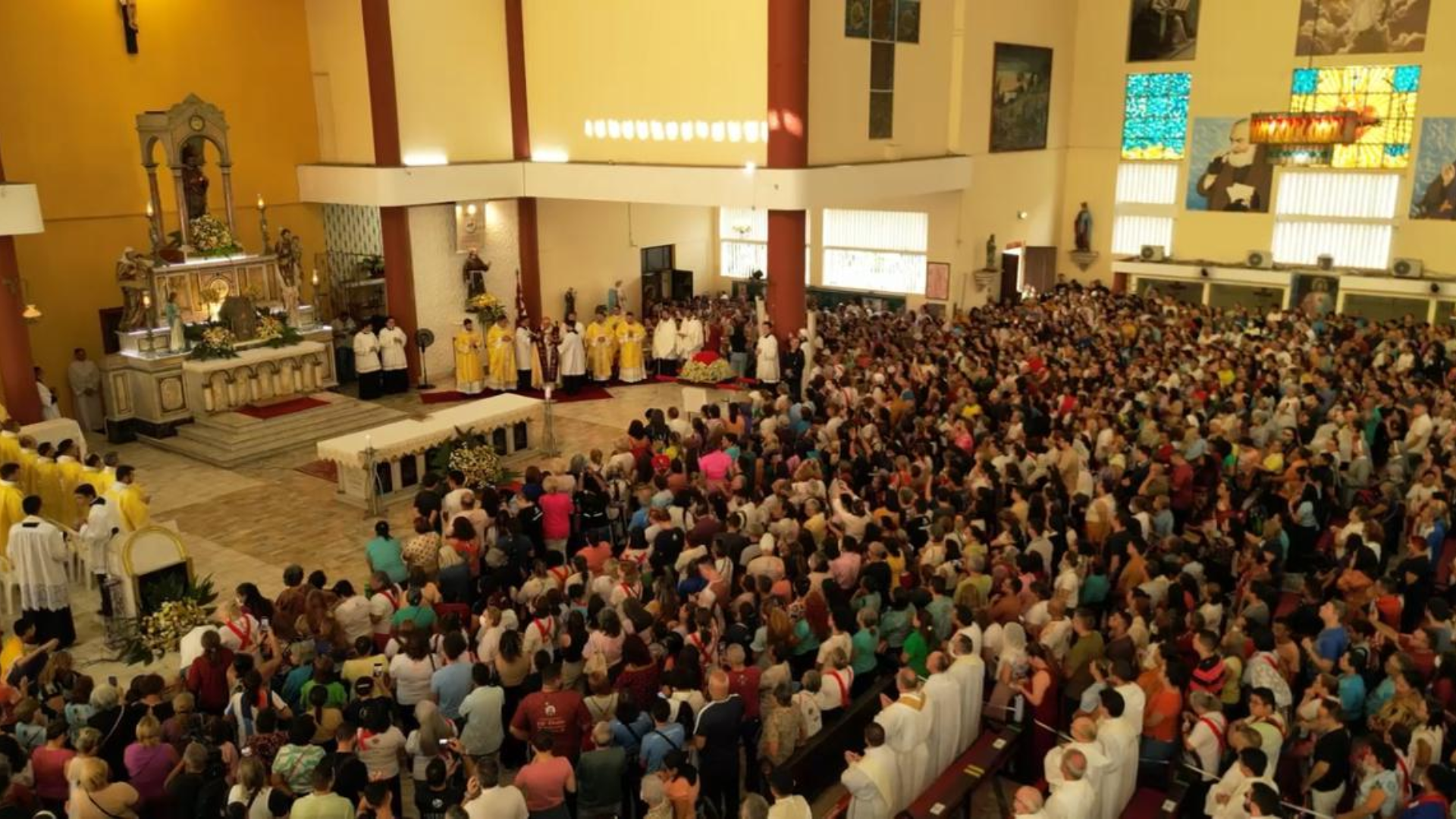 Fiéis participam da procissão de abertura do Jubileu da Esperança em Fortaleza