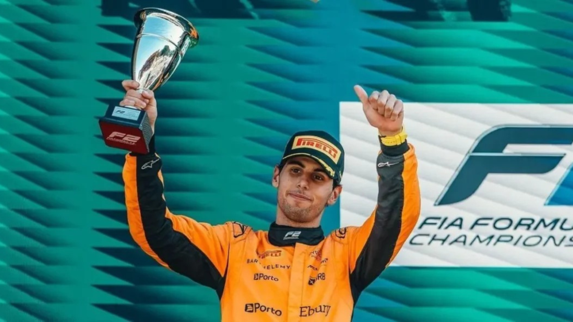 Max Verstappen entrega o troféu de ‘Novato do Ano’ para Gabriel Bortoleto