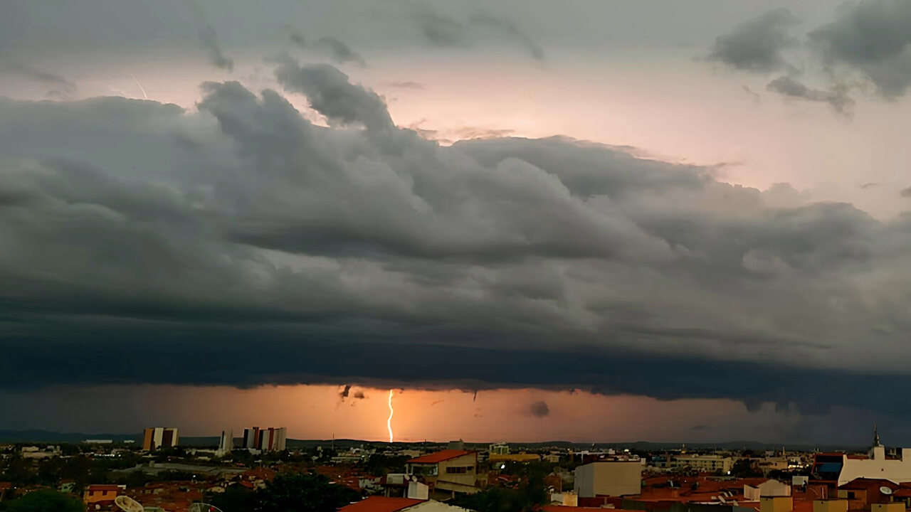 Ceará registra mais de mil raios nesta quarta (19); municípios do Cariri e Sertão são os mais afetados