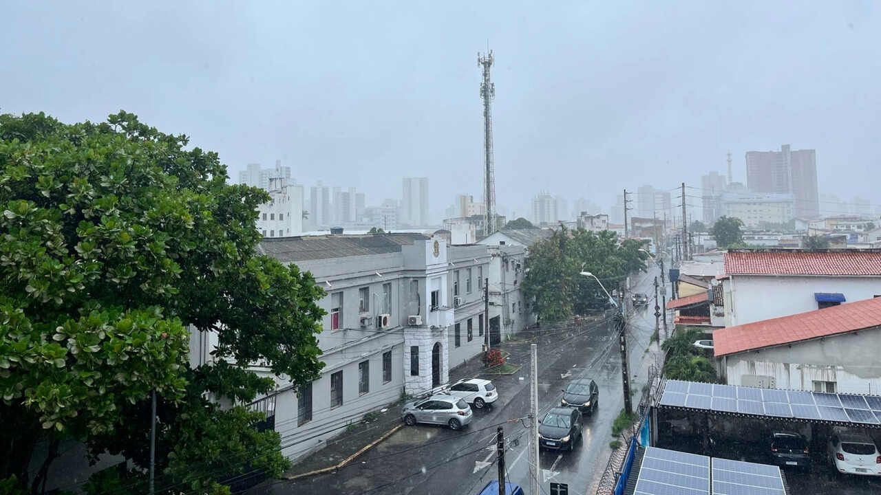 Inmet emite alerta de chuvas intensas para Fortaleza e outras 99 cidades do Ceará