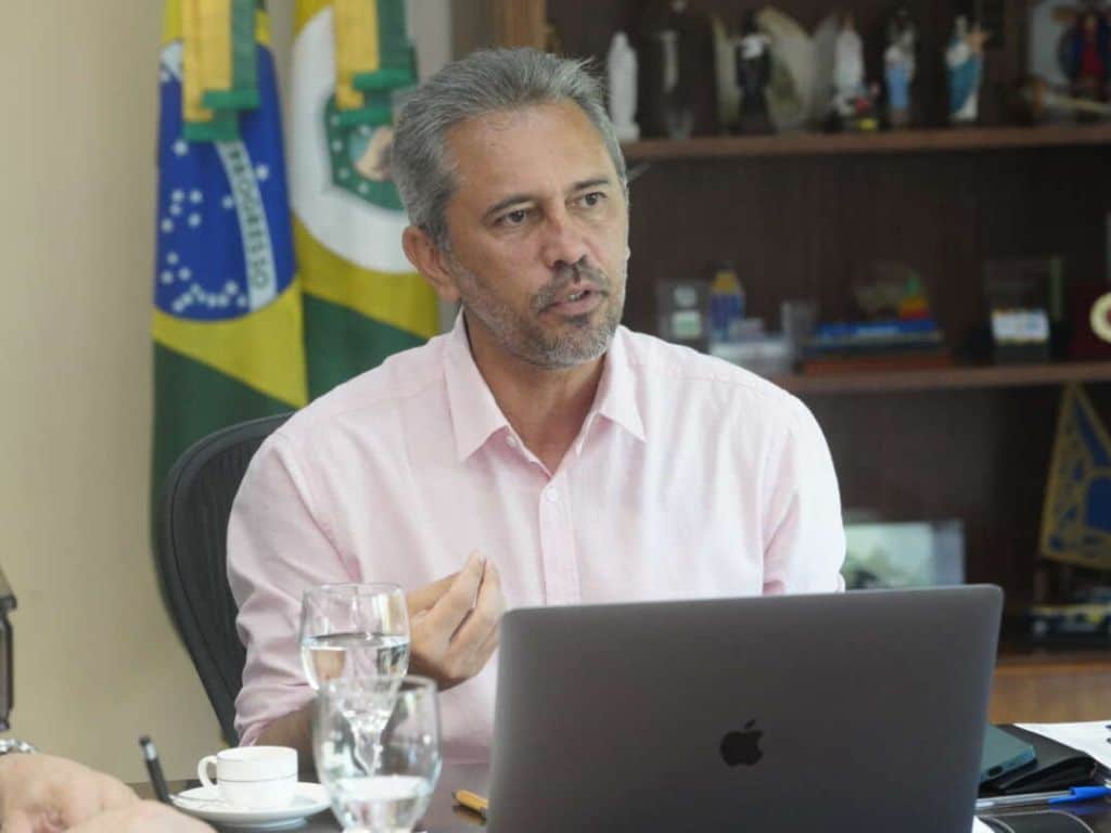 Elmano viaja à China para firmar parcerias para o Polo Automobilístico do Ceará