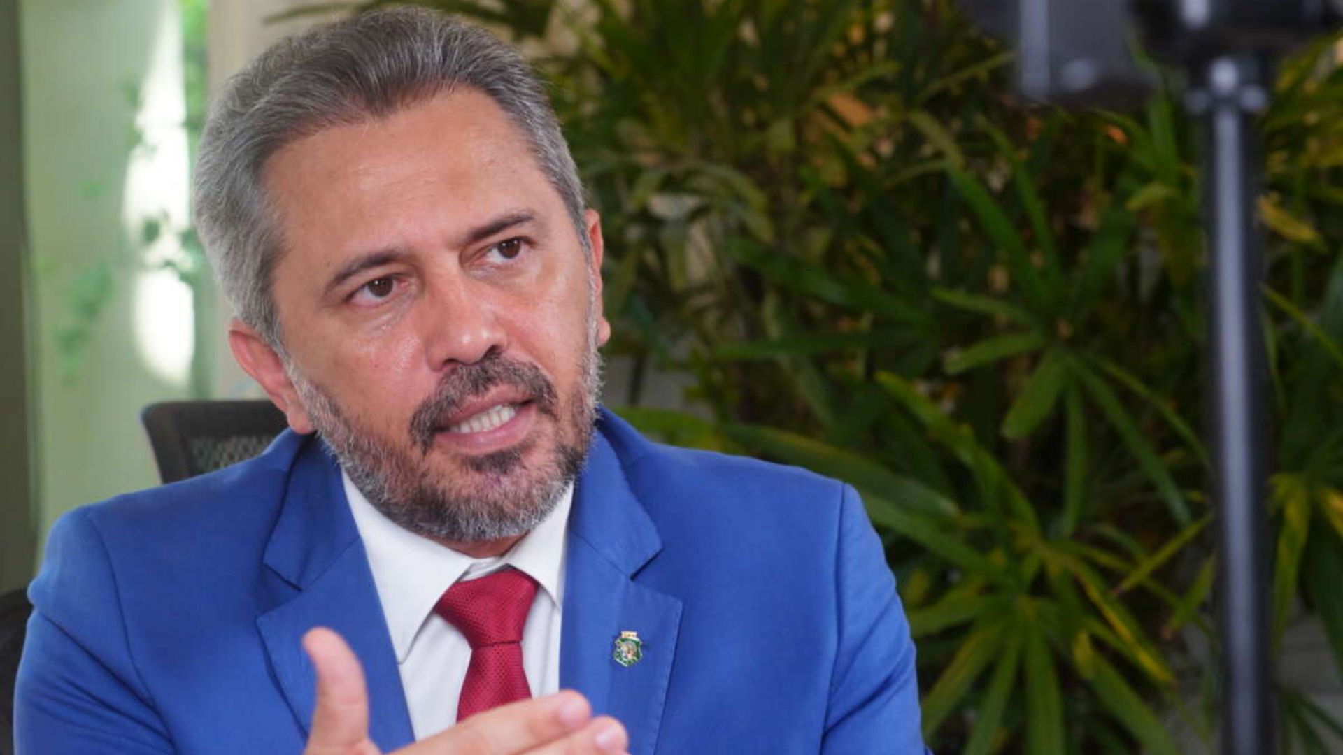 Governador Elmano alerta sobre golpista que se passa por ele e pede Pix de R$ 100