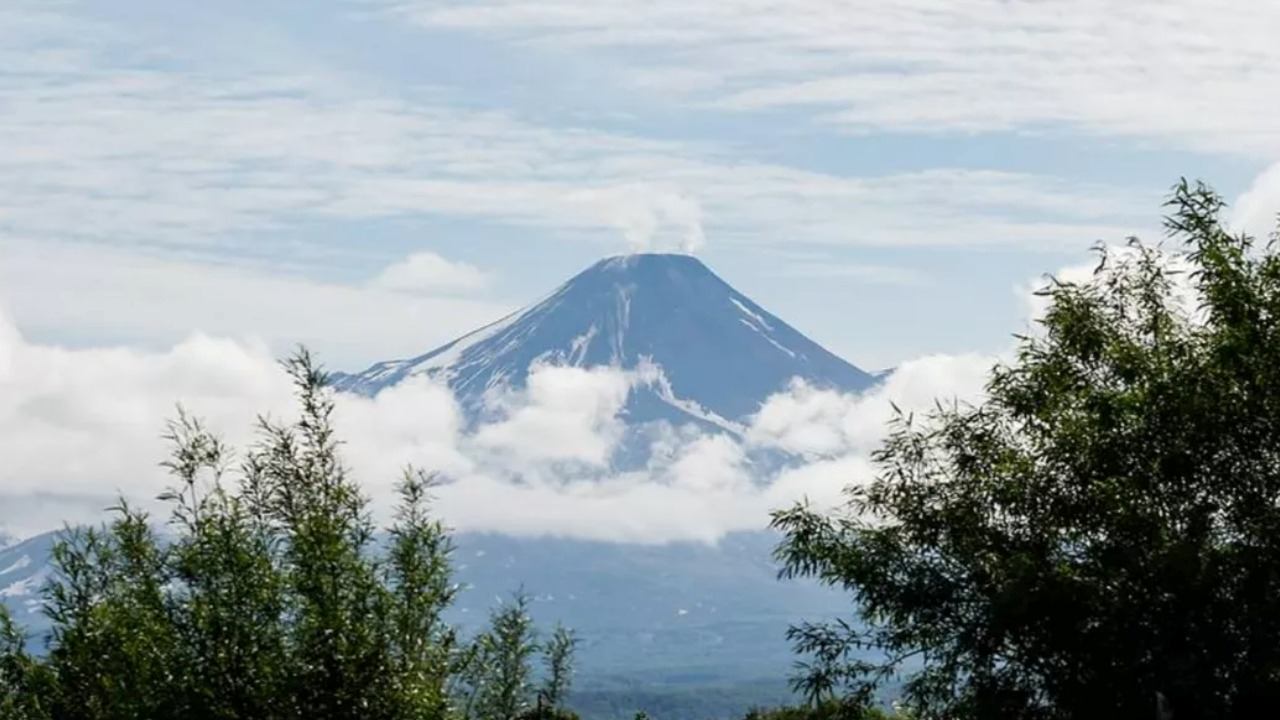 Vulcão Klyuchevskoy registra erupção no leste da Rússia após terremoto