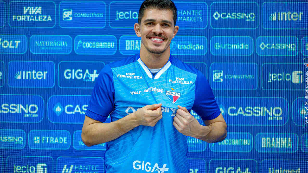 Goleiro Vinicius Silvestre é apresentado oficialmente no Fortaleza