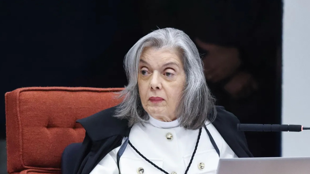 Cármen Lúcia diz haver prova cabal de que Bolsonaro liderou trama golpista