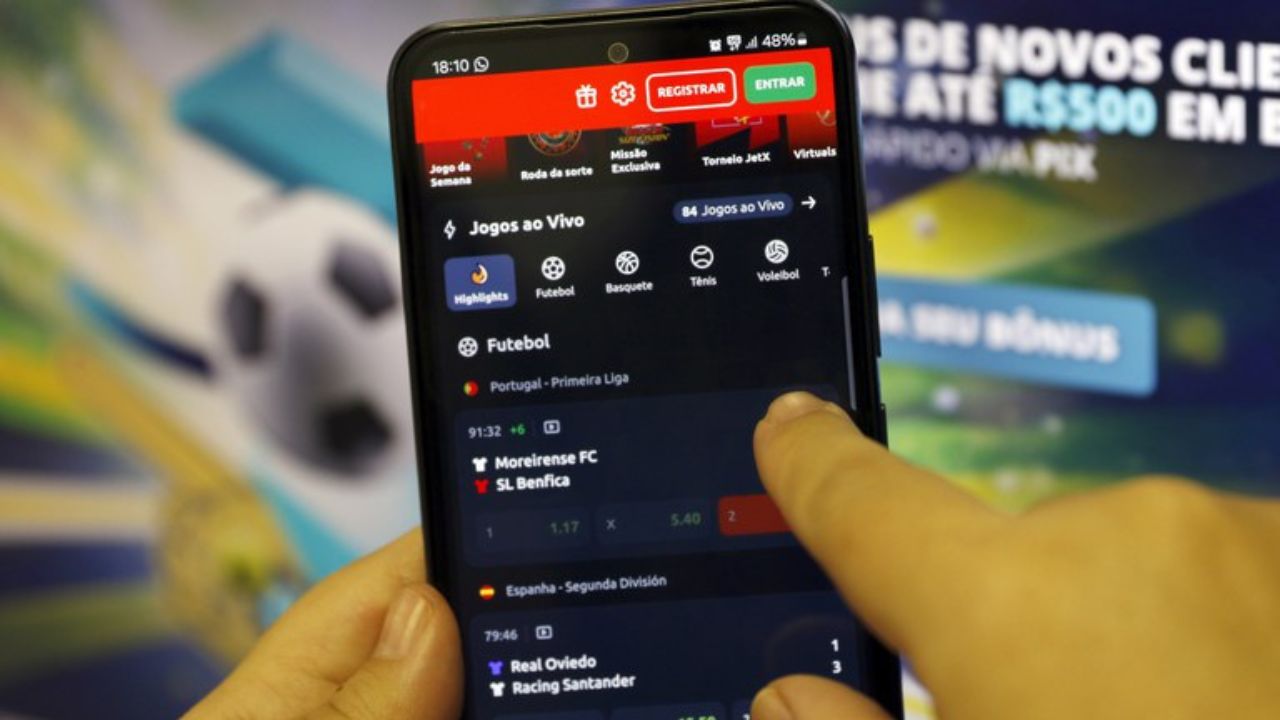 Governo irá proibir novas apostas em bets de beneficiários do Bolsa Família e do BPC, diz secretário