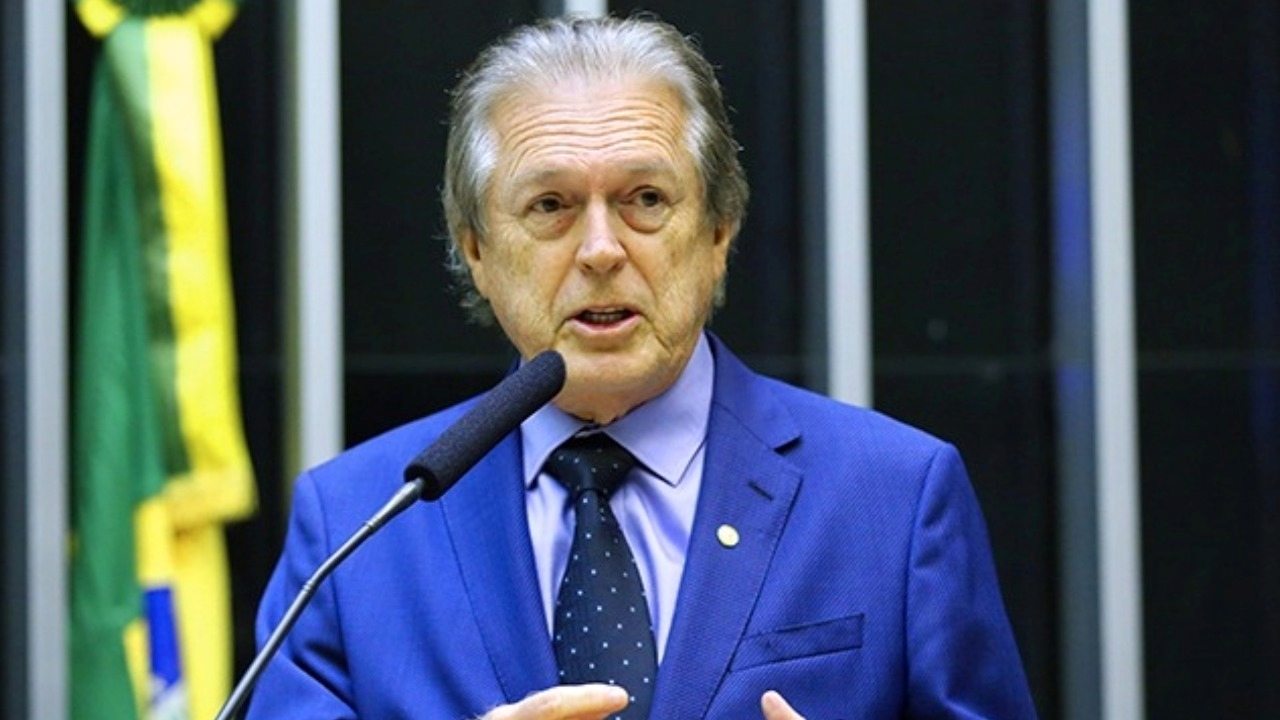 Deputado falta a sessões e quer votação remota para parlamentares com mais de 80 anos