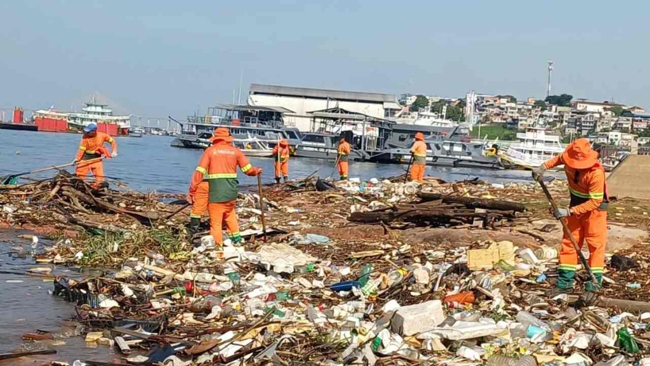 Ação da Prefeitura de Manaus retira mais de 350 toneladas de lixo do Rio Negro por mês