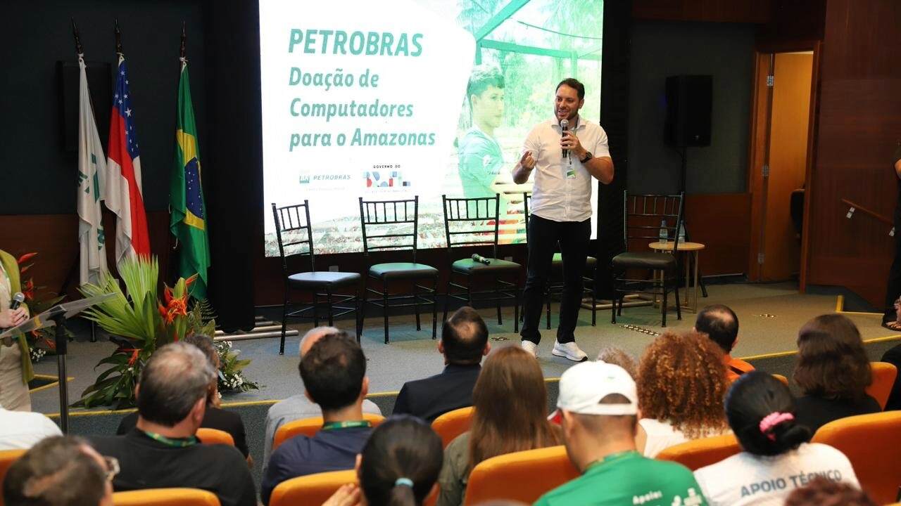 Petrobras doa 52 computadores a 40 escolas municipais de Manaus
