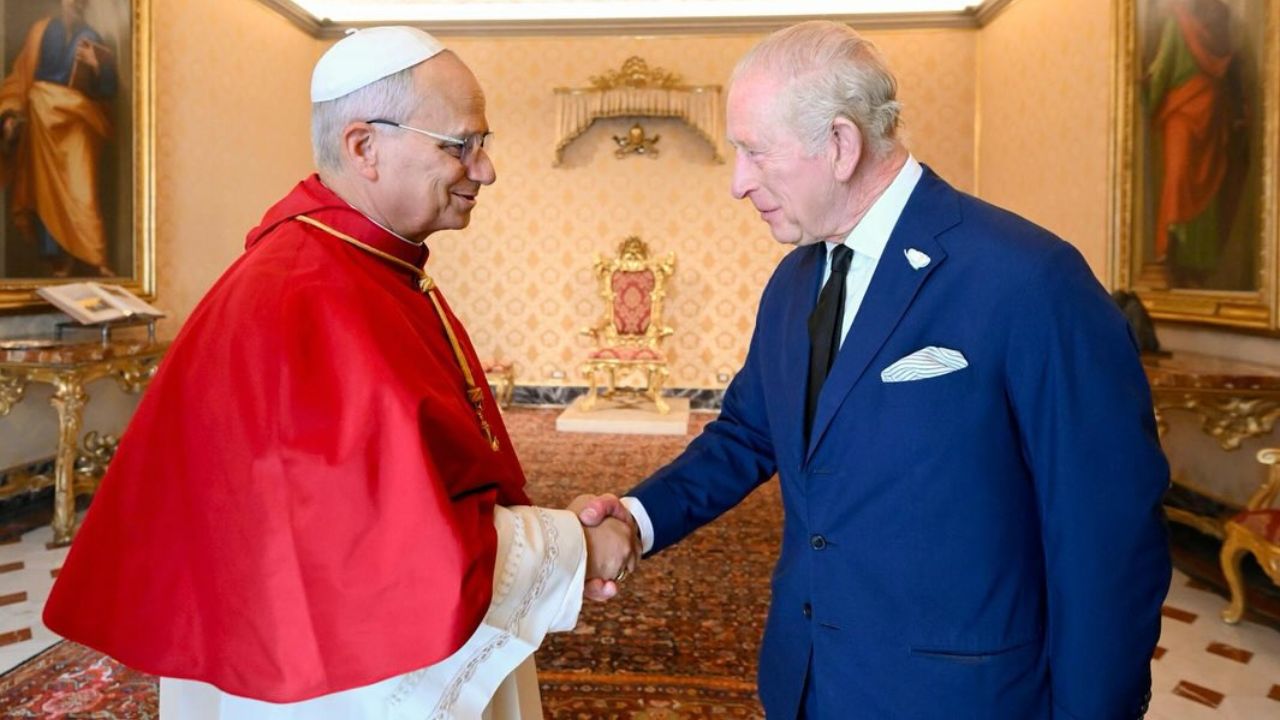 Rei Charles III e papa Leao XIV rezam lado a lado no Vaticano após 500 anos da ruptura religiosa