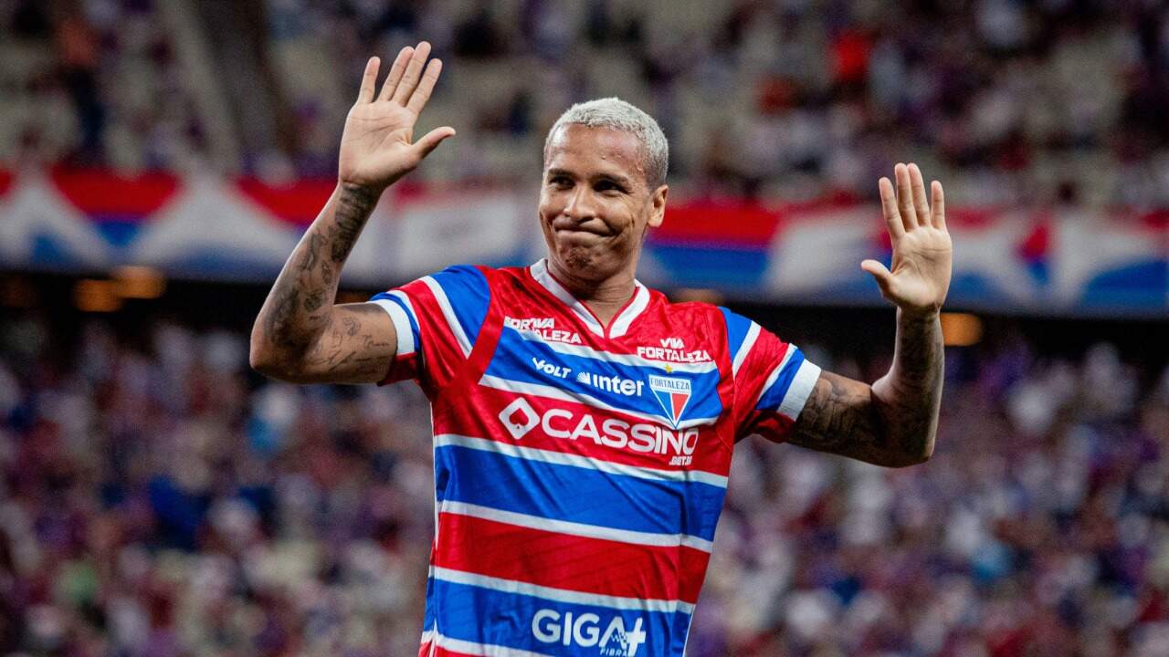 Deyverson inicia como titular no lugar de Bareiro diante do Atlético-MG