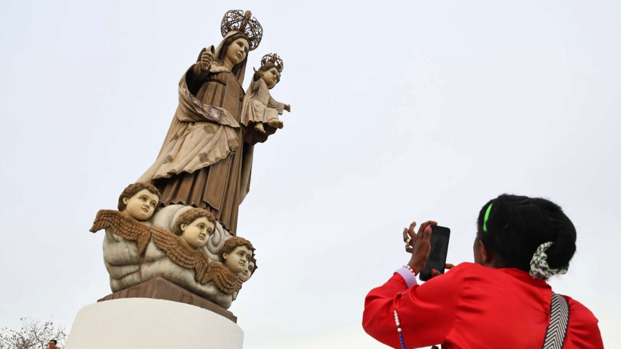 20251208 ESTÁTUA CARMO JUCAS CEARÁ CAPA SITE