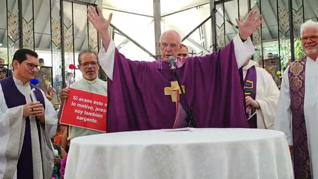 Padre Júlio Lancellotti é aplaudido de pé em primeira missa após suspensão da Arquidiocese de SP