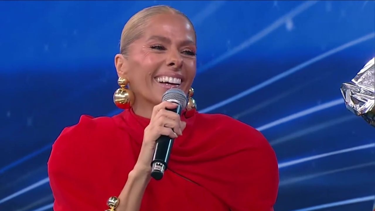 Adriane Galisteu se emociona ao receber presente em homenagem a Ayrton Senna de Ticiane Pinheiro