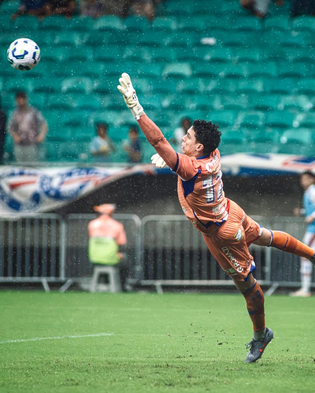 Brenno supera erros do passado, consolida vaga de titular no Fortaleza e garante força máxima por título