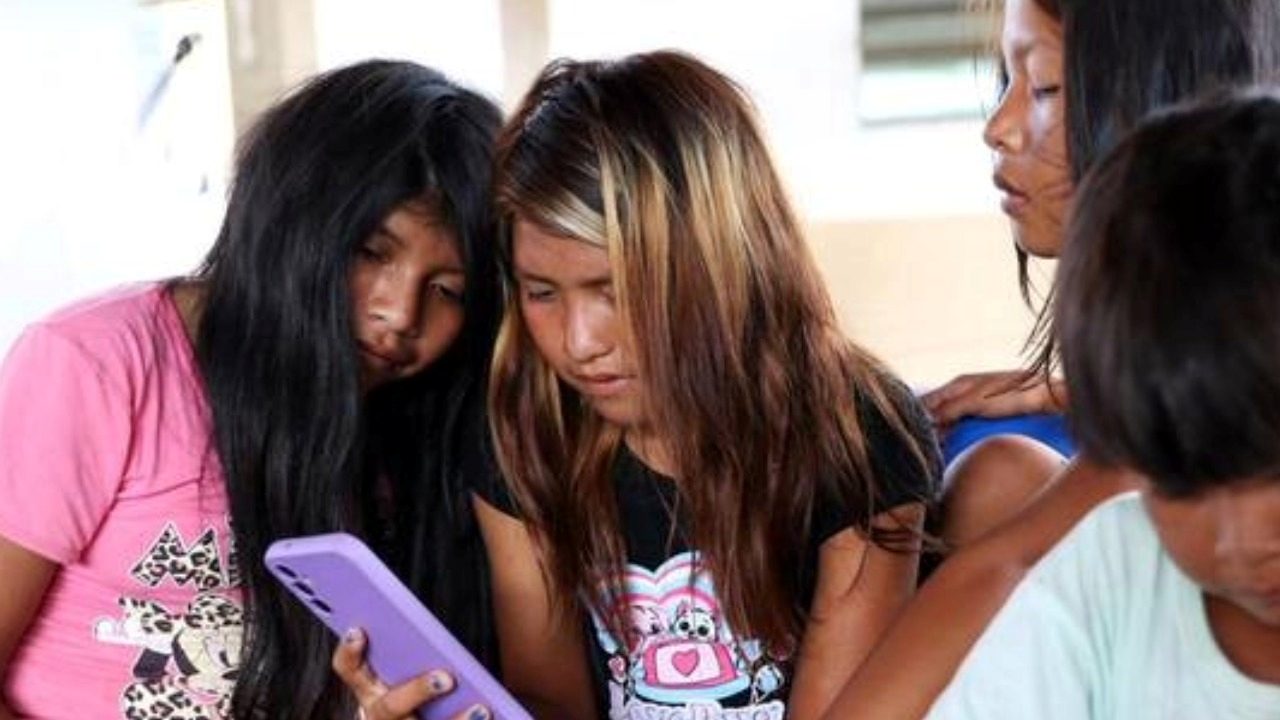 Lei de proteção a crianças e adolescentes no meio digital começa a valer nesta terça (17); veja detalhes
