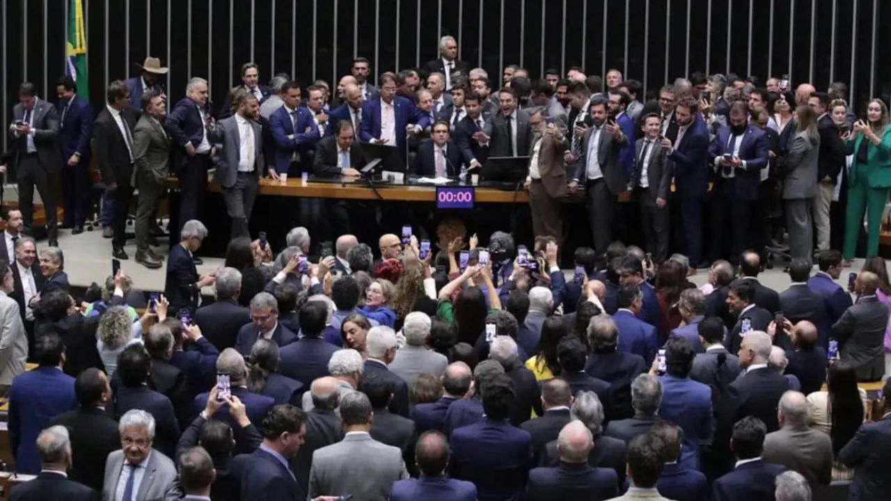 Janela partidária leva pelo menos 114 deputados a trocar de partido para eleição