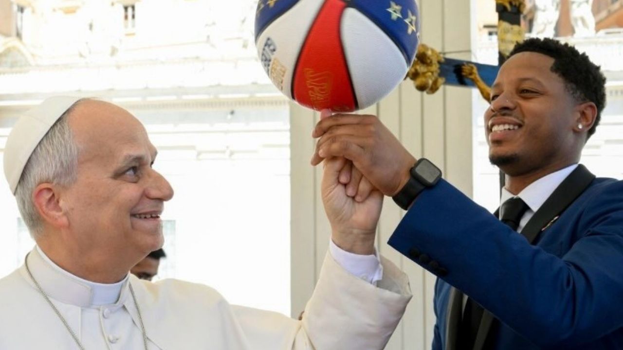 Papa Leão XIV tenta fazer manobra de basquete com jogador na Praça de São Pedro, no Vaticano