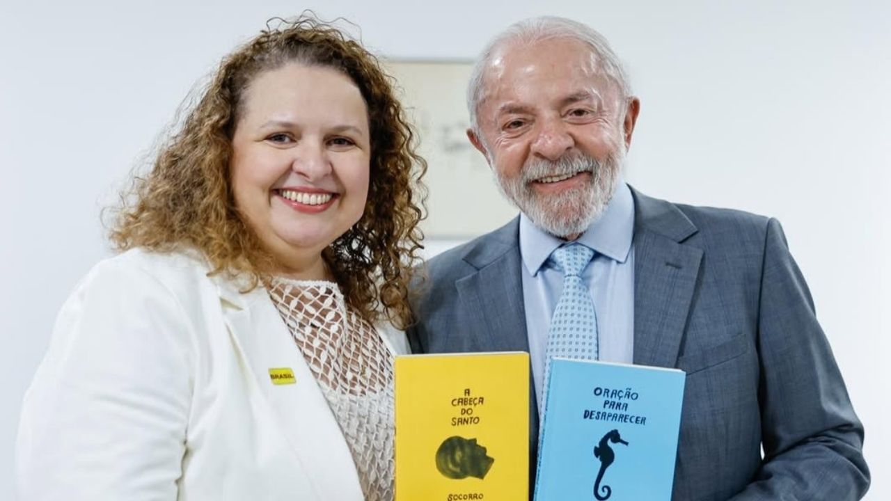 Socorro Acioli comemora com Lula o sucesso de ‘A Cabeça do Santo’, obra mais buscada do MEC Livros