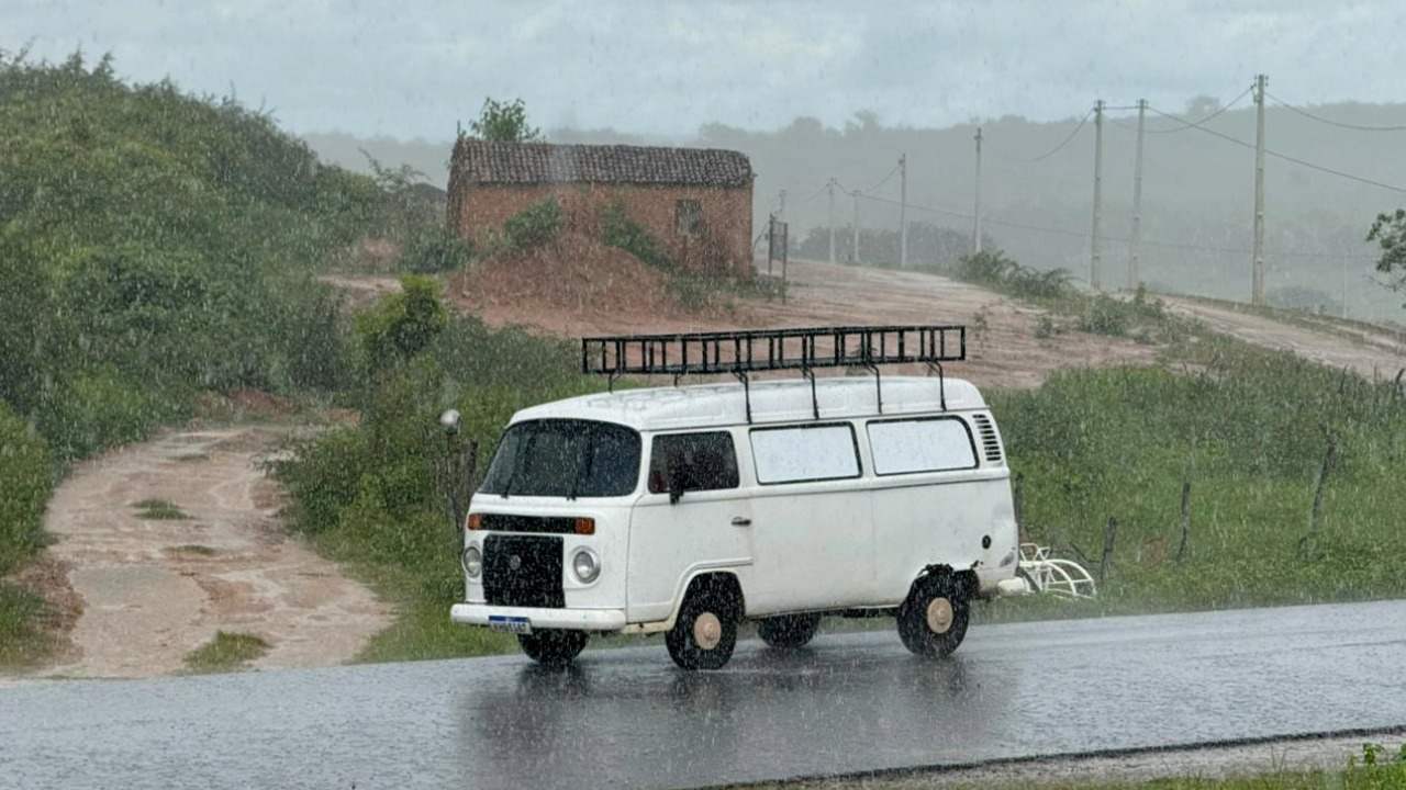 Funceme emite alerta para chuvas intensas em várias regiões do Ceará; saiba quais