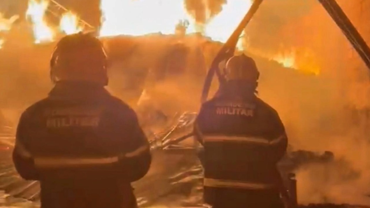 Incêndio atinge fábrica de pallets em Maracanaú; bombeiros seguem trabalhando no local
