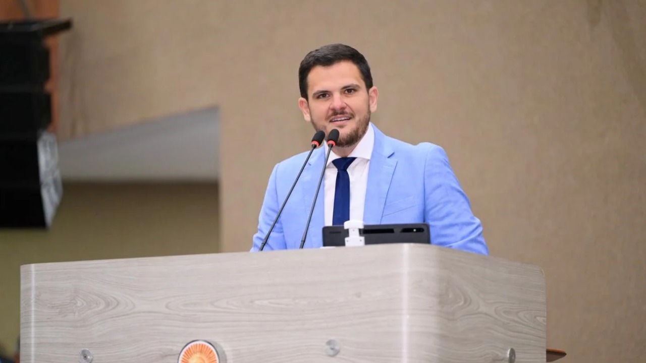 Prefeito de Manaus anuncia novo secretário da educação durante transição na prefeitura