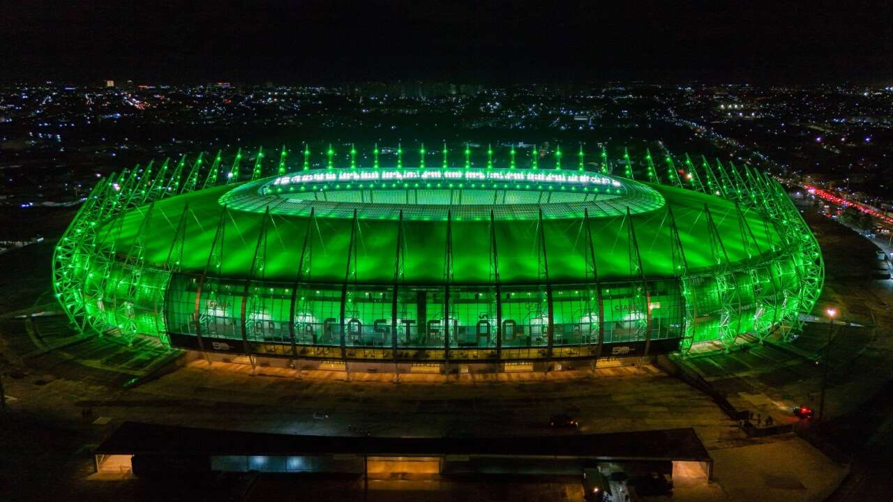 Arena Castelão ganha iluminação especial para anunciar maior evento da indústria do futebol em Fortaleza
