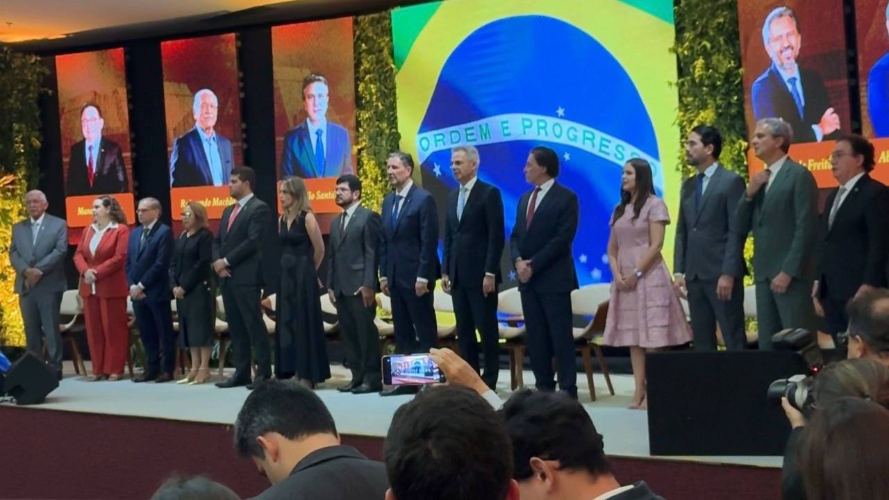 Medalha Plenário 13 de Maio é entregue durante sessão solene na Alece nesta sexta-feira (22)