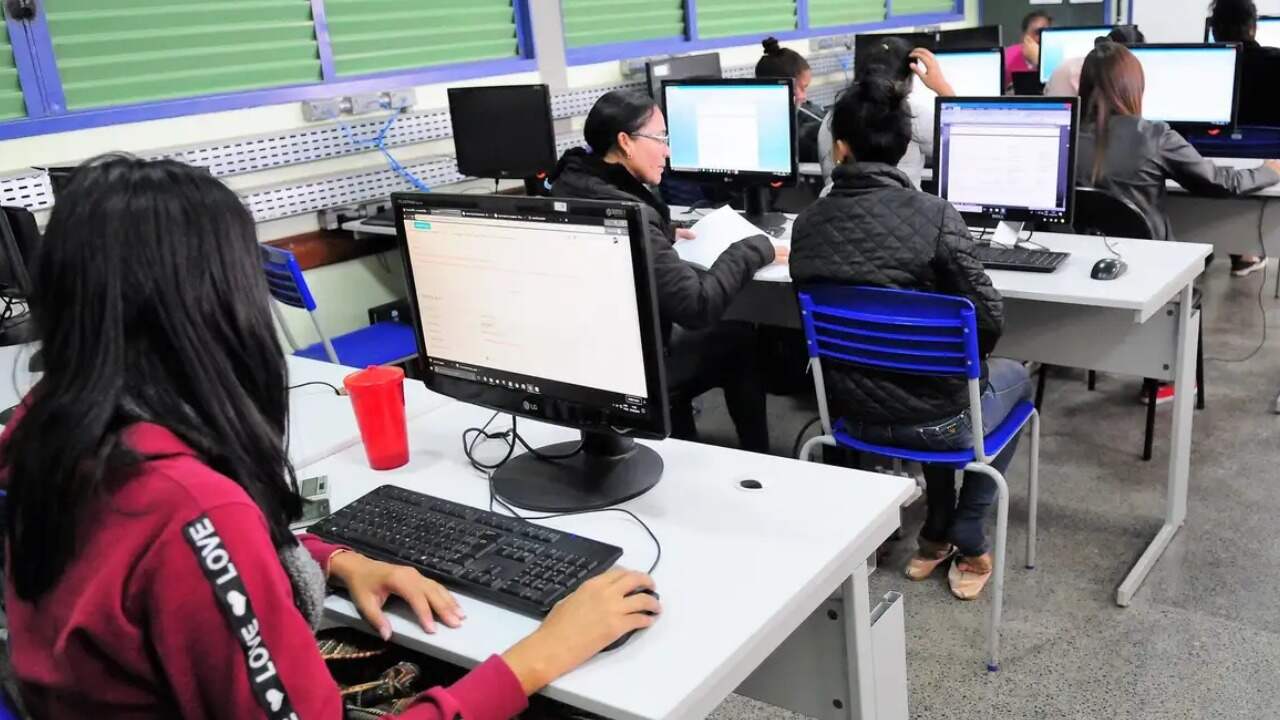 Brasil supera a marca de 100 mil escolas públicas com internet gratuita para uso pedagógico, aponta dados do Inec