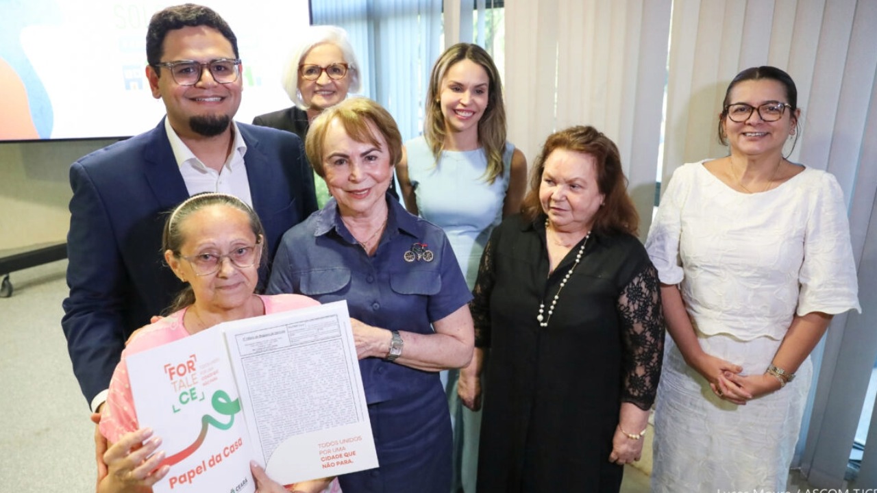 Prefeitura de Fortaleza entrega títulos de propriedade para 61 famílias de quatro comunidades