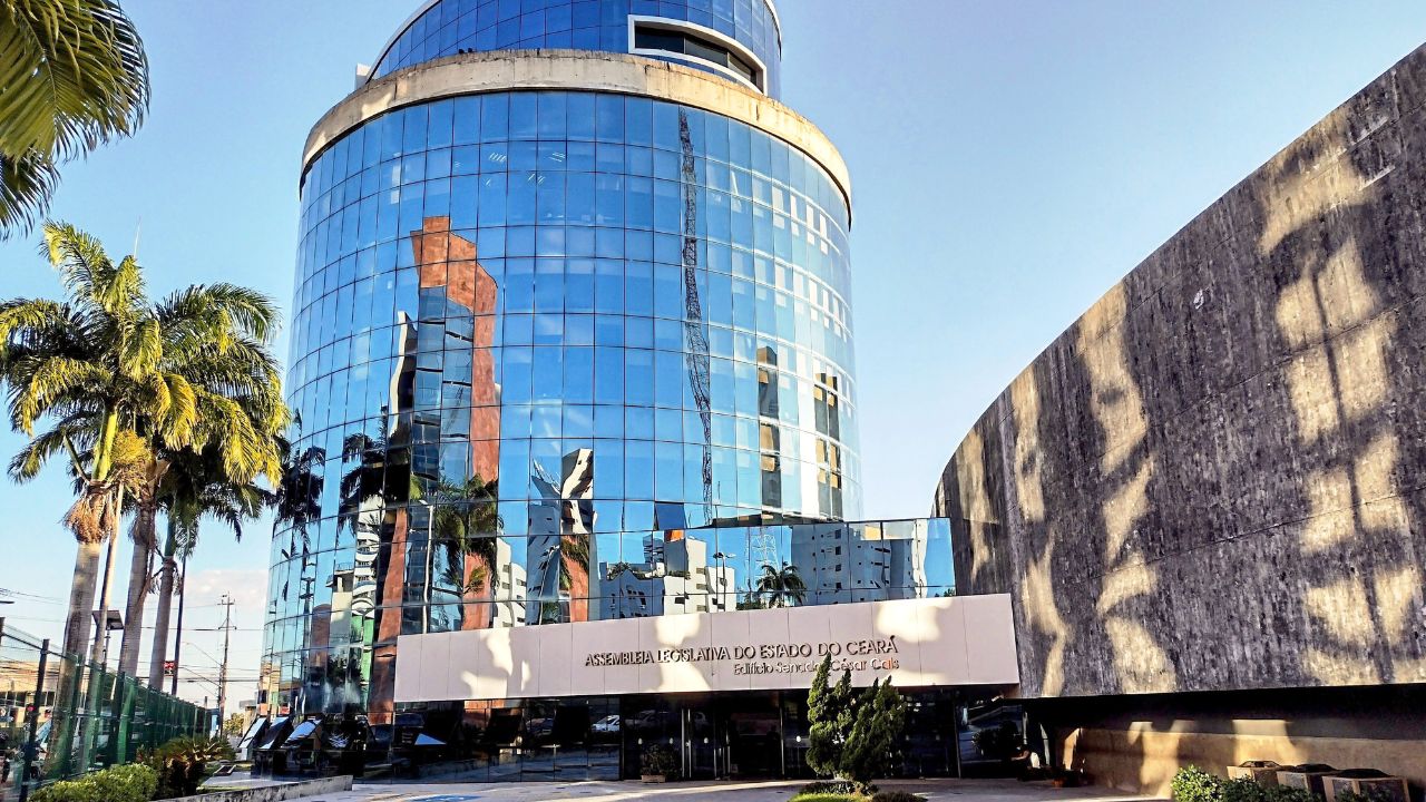 Alece divulga edital de concurso com 200 vagas efetivas e salários de até R$ 6.126,48