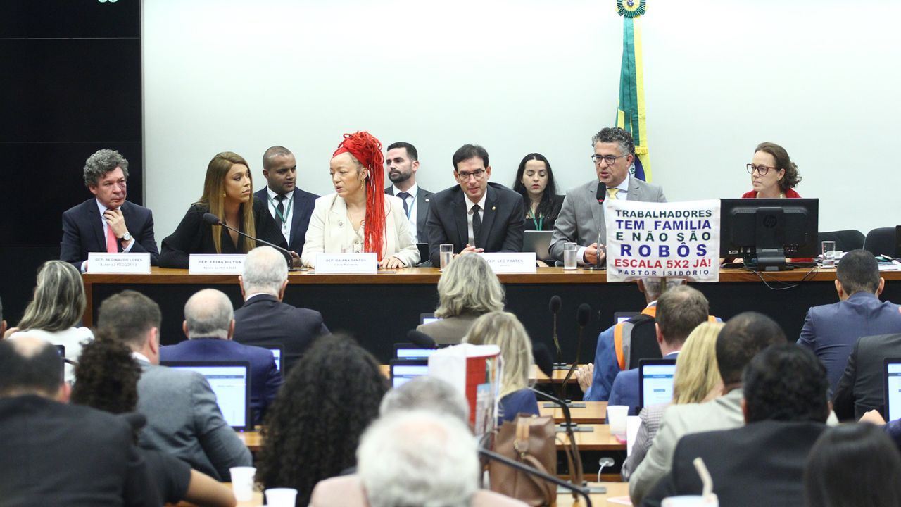 Votação da PEC da escala 6x1 é adiada após pedido de vista; votação deve ser retomada na quarta-feira (27)