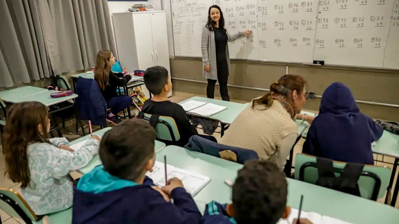 Senado aprova Medida Provisória que estabelece piso de R$ 5.130 para professores da educação básic