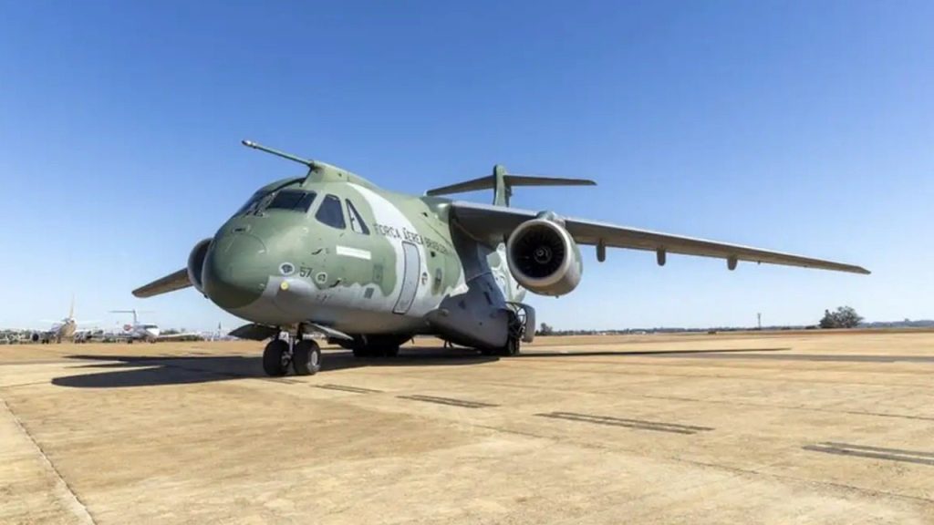A aeronave decolou com grupos de bombeiros, técnicos em resgate e rastreamento para colaborar nas buscas de sobreviventes