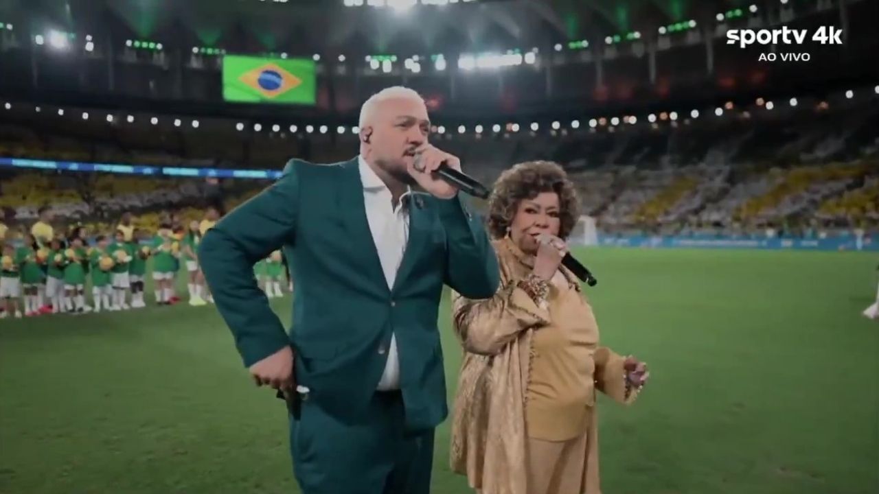 Belo e Alcione viram alvo de críticas após se atrapalharem cantando hino nacional brasileiro