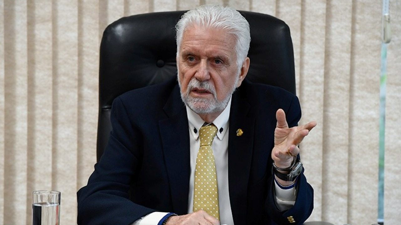 A Polícia Federal investiga suspeitas de que o senador recebeu pagamentos ligados ao Master além do apartamento