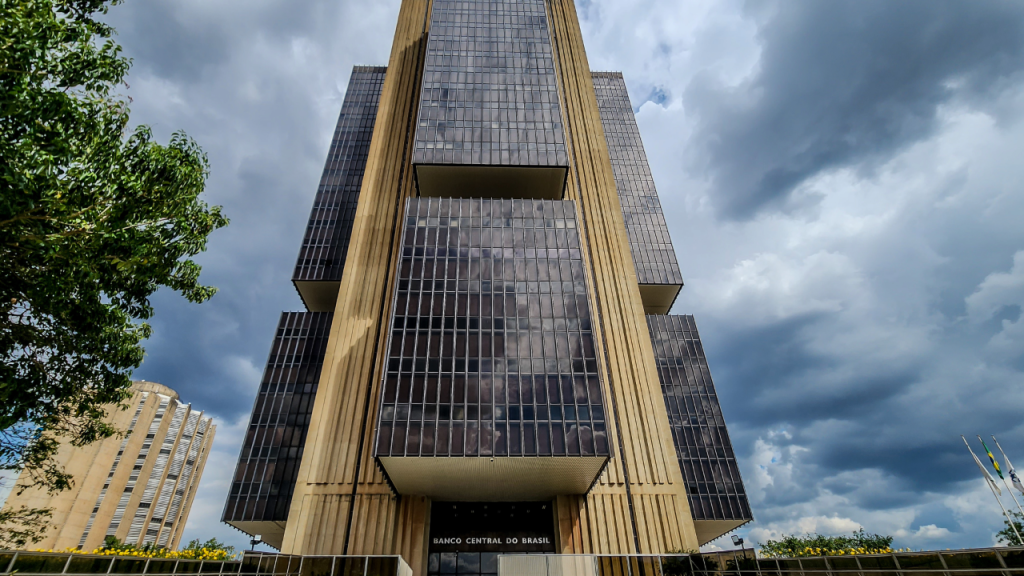 Na imagem está a fachada do prédio do Banco Central do Brasil (BCB)