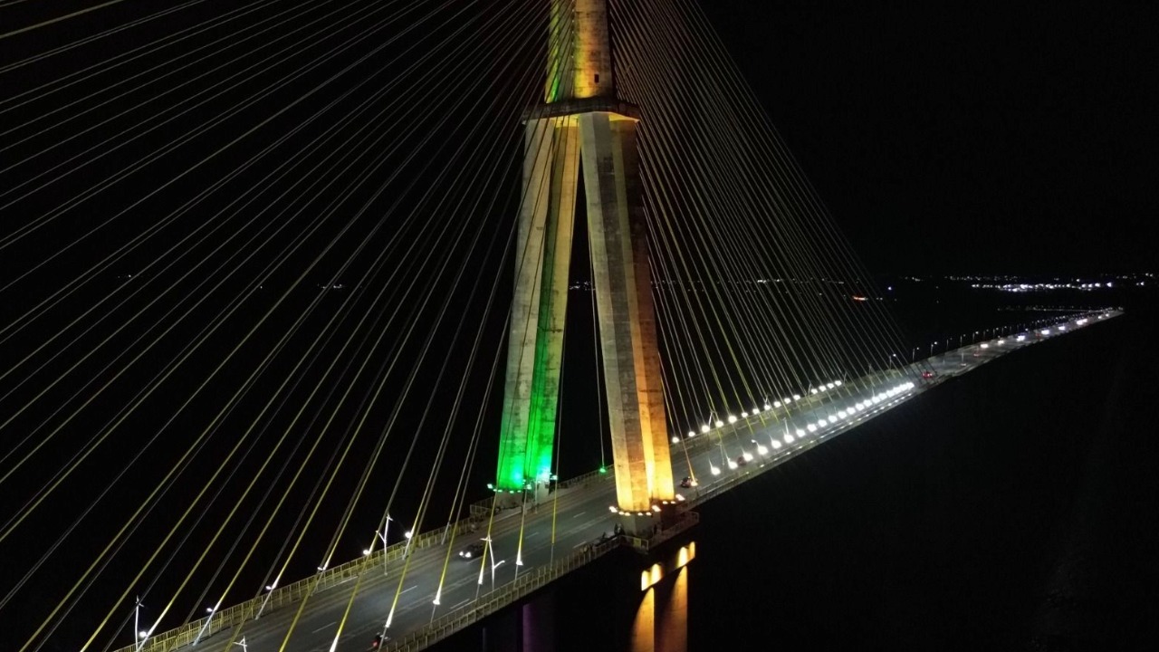 Copa: Ponte Rio Negro ganha iluminação verde e amarela durante jogos do Brasil