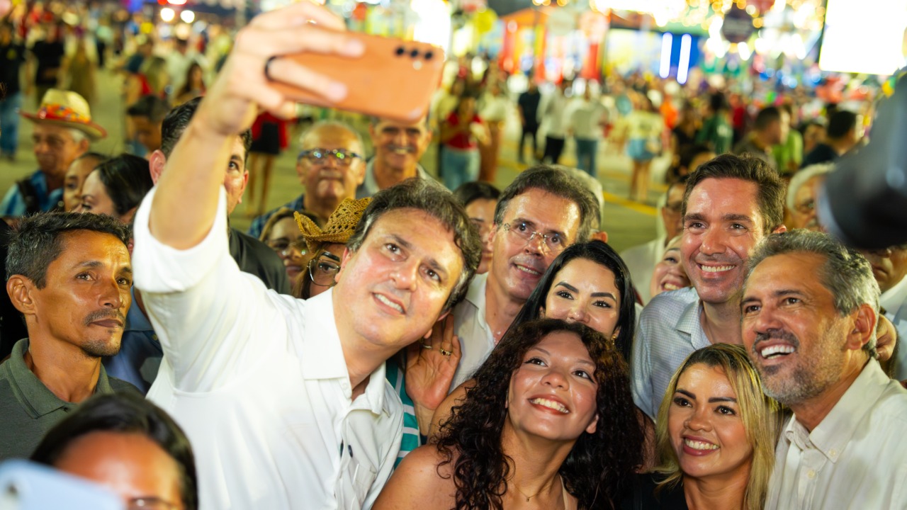 Governador Elmano, Camilo Santana e ministro do Turismo visitam o São João de Maracanaú