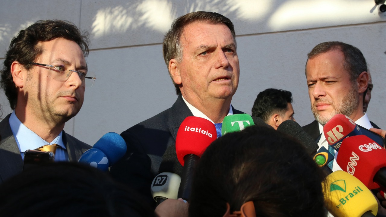 Bolsonaro confirma posse de arma e diz que uso era porque ‘tinha três mulheres em casa’
