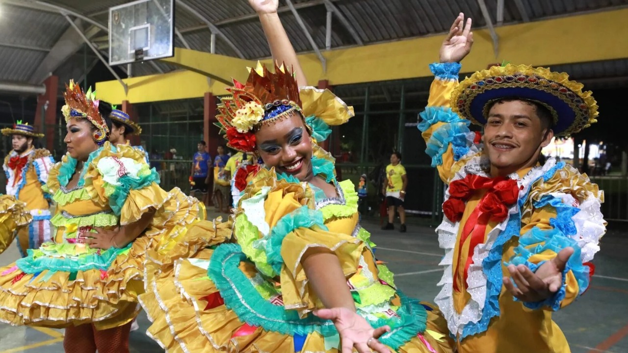 Quadrilhas finalistas se apresentam na Praça Waldemar Henrique durante o Arraial de Belém 2026