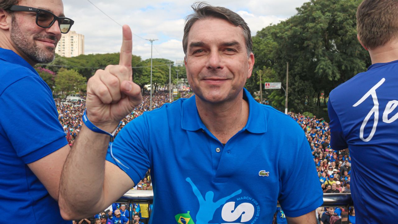 Flávio fala em 'guerra espiritual' na Marcha para Jesus e diz que 'mal vai ser expulso do governo'