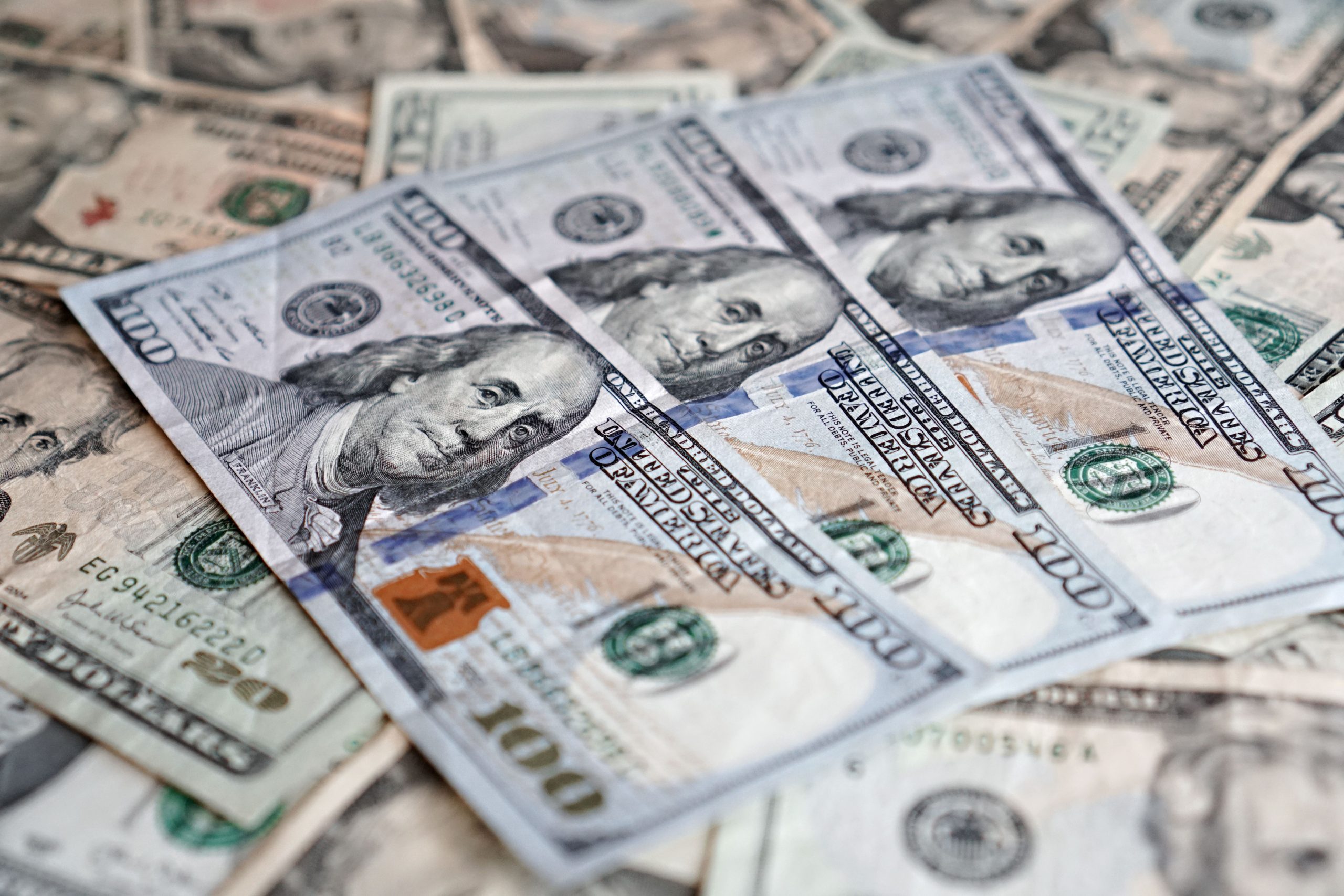Dólar e Bolsa fecham em alta após divulgação da ata do Copom, e juros futuros recuam