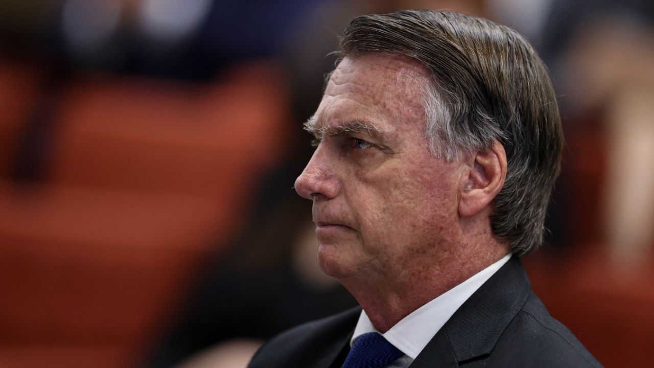 Carta a Flávio viola restrição e pode levar Bolsonaro de volta ao regime fechado, dizem especialistas