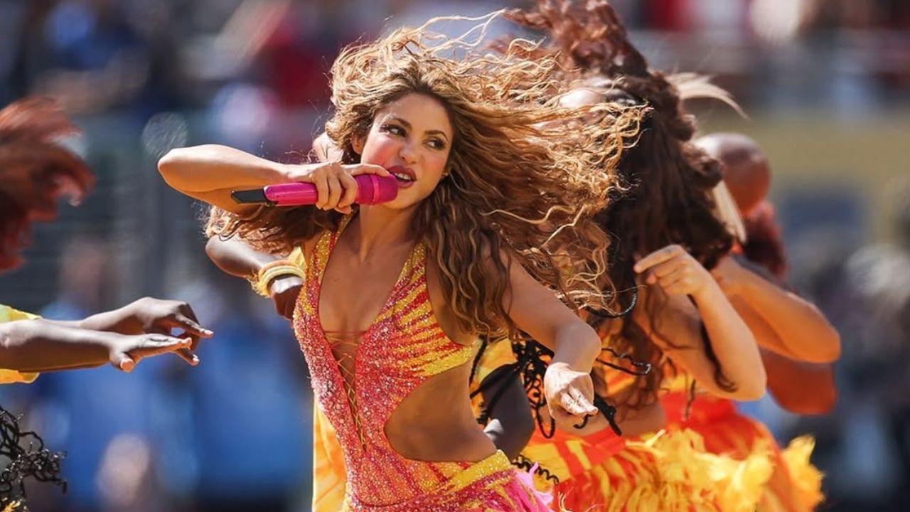 Shakira usa figurino adornado com mais de 200 mil cristais no show de intervalo da Copa 2026