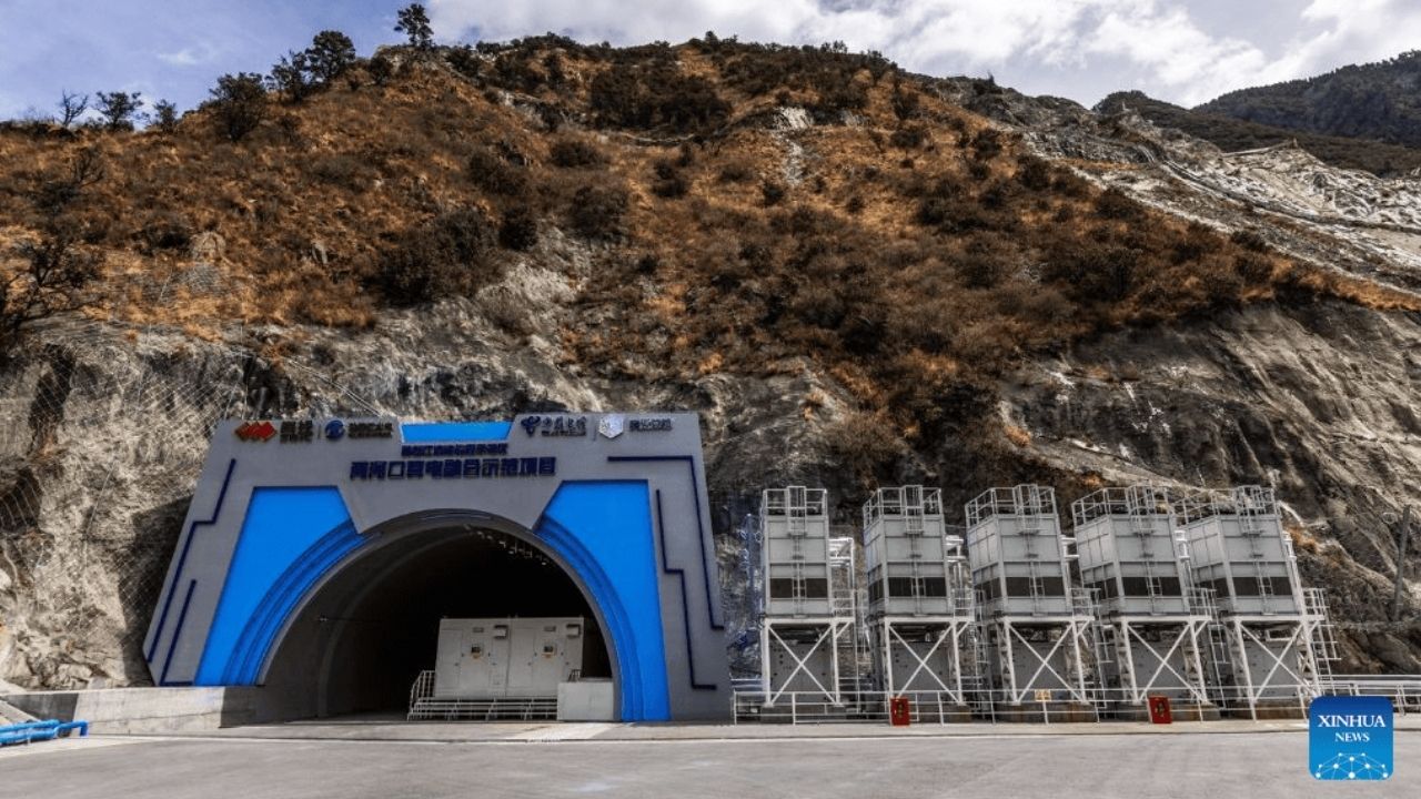 China lança 1° sistema de inteligência artificial movido a energia limpa