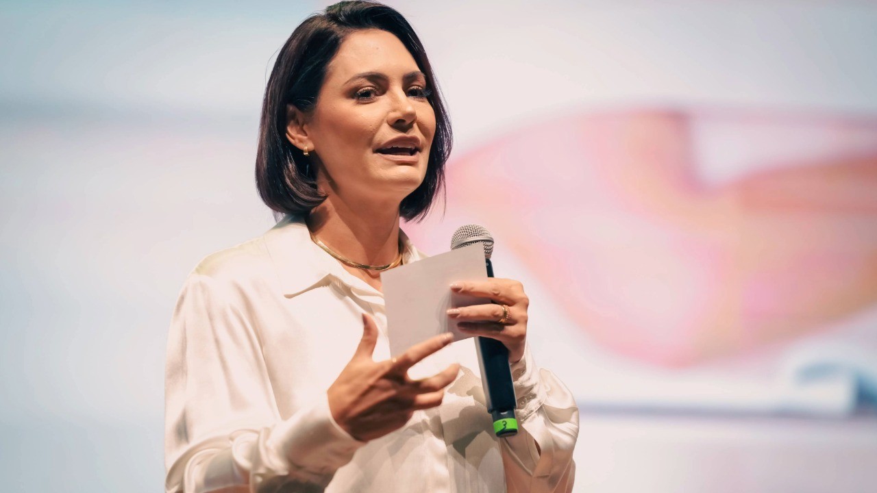 Os episódios de ataques na internet se intensificaram após ‘racha’ recente entre a ex-primeira-dama e o enteado Flávio Bolsonaro (PL)