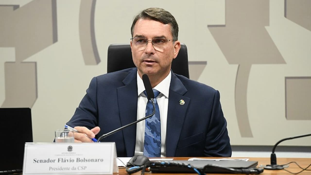 Chamado de 'tariflávio', Flávio Bolsonaro retuíta Rubio e culpa Lula pelo tarifaço