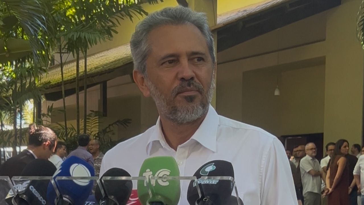 Elmano destaca equilíbrio fiscal do Ceará e diz que governo não vai parar por conta da eleição